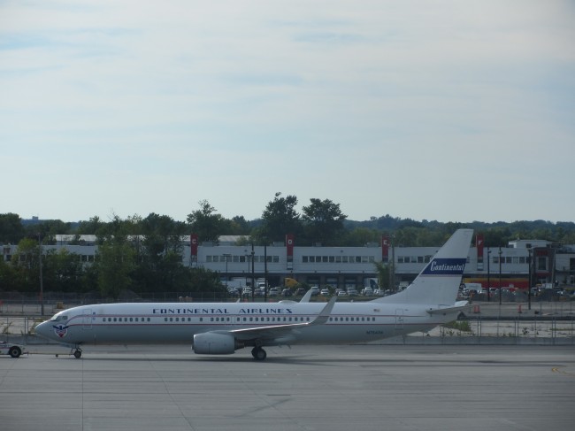 Retrolivery Continental 737 at YUL