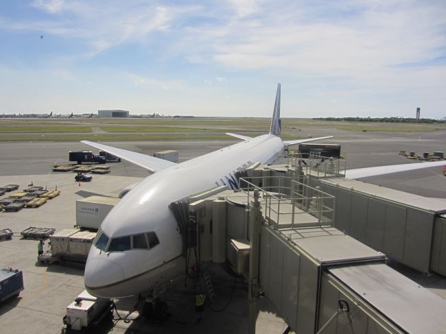 UA Boeing 777 N214UA at Honolulu United Club